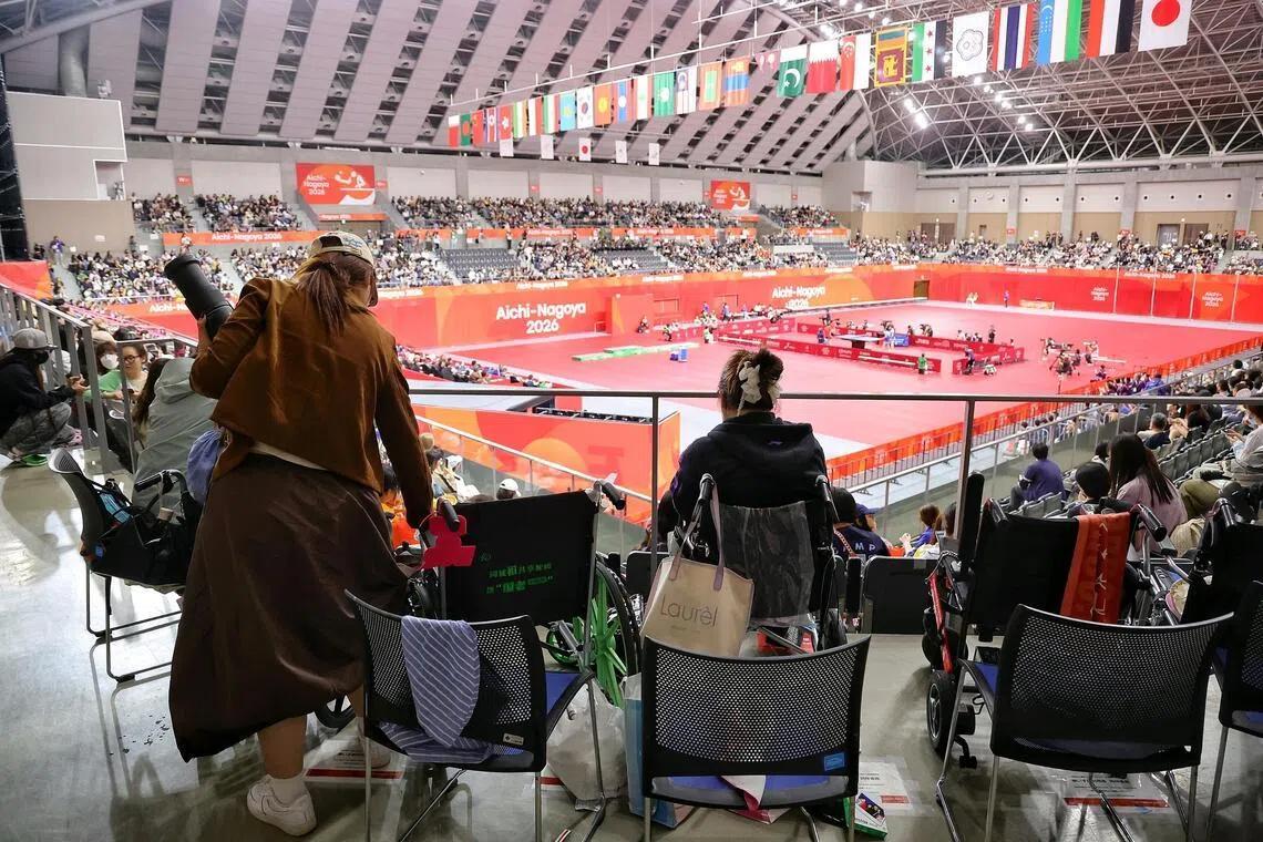 外媒：球迷从轮椅起身跪地拍摄王楚钦，还有人轮流坐轮椅占位
