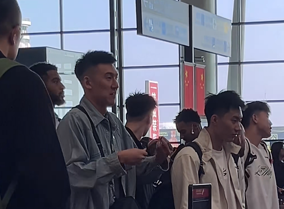 辽宁启程四川！赵继伟随队，偶遇杨鸣展暖心时刻，库珀穿着帅气！